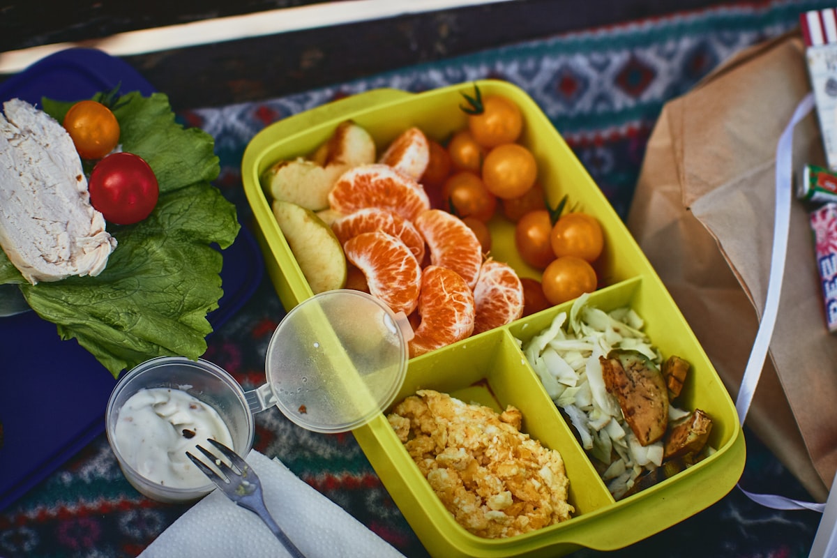 Menu sehat remaja dengan sarapan bergizi, protein, dan sayuran segar